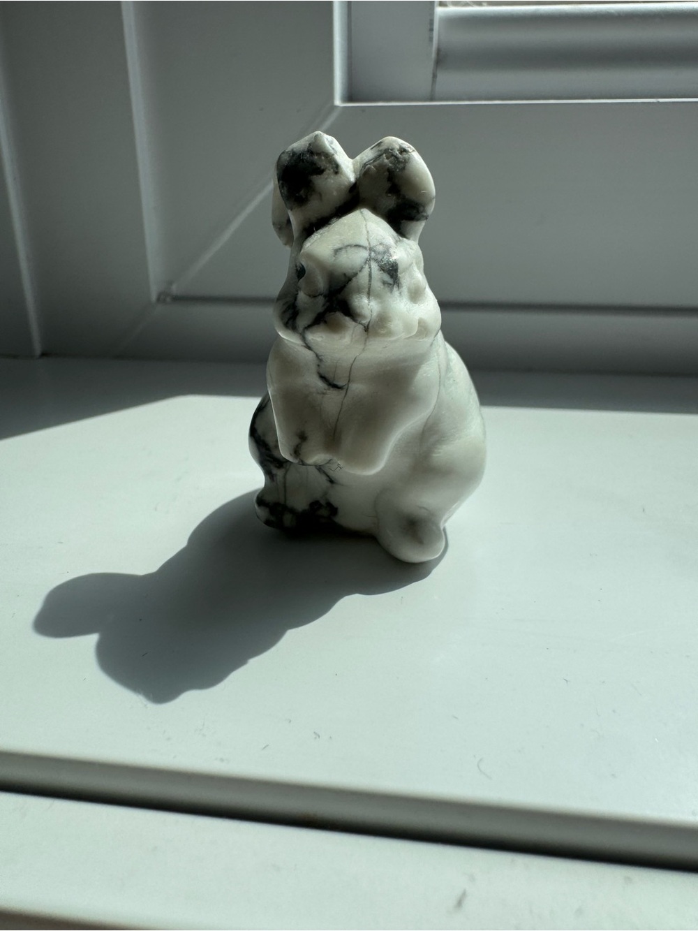 Marble-Pattern howlite Small Bunny Figurine - White and Black